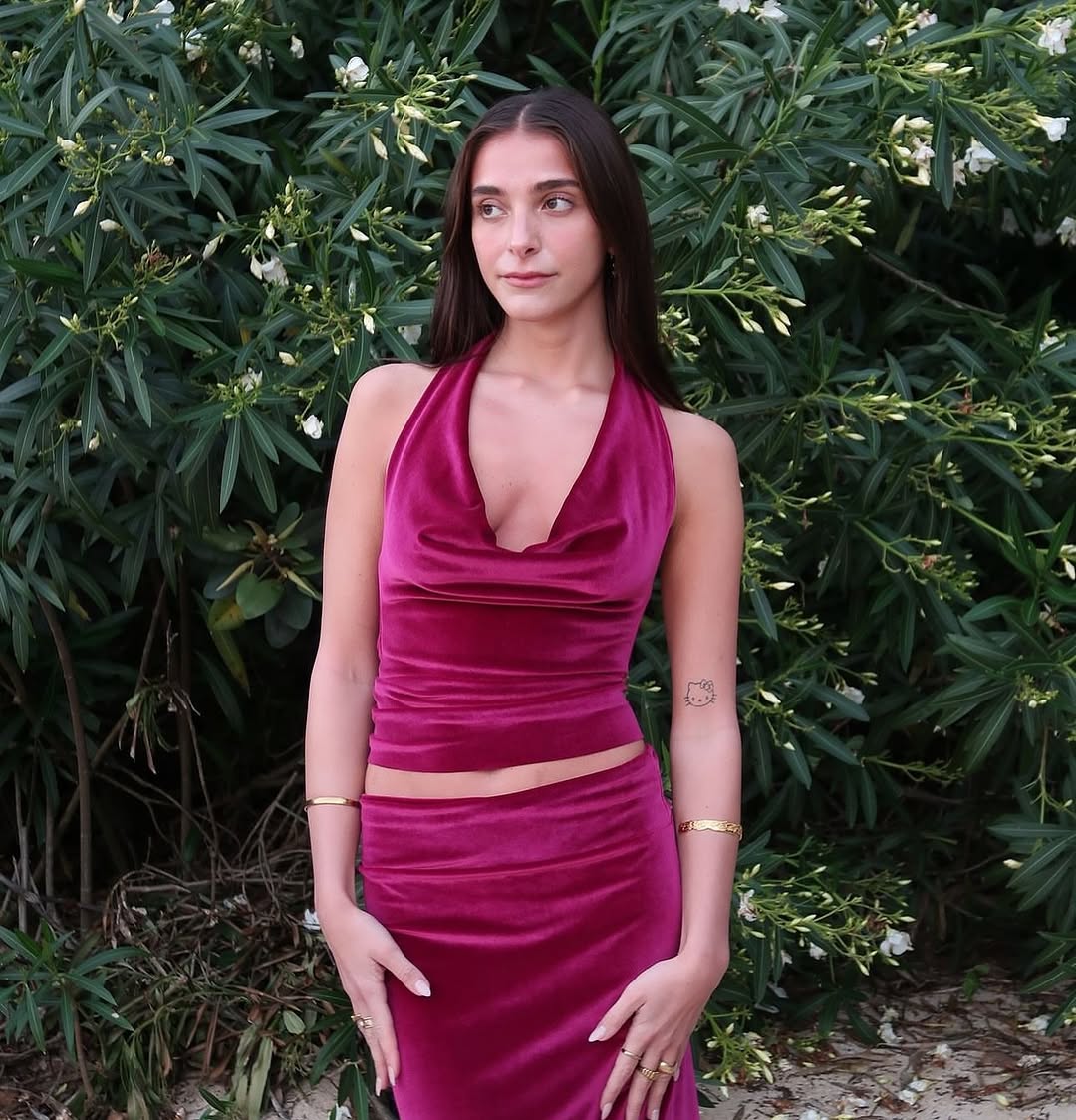 Goldie set in Magenta